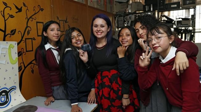 Sindey Carolina Bernal con estudiantes 