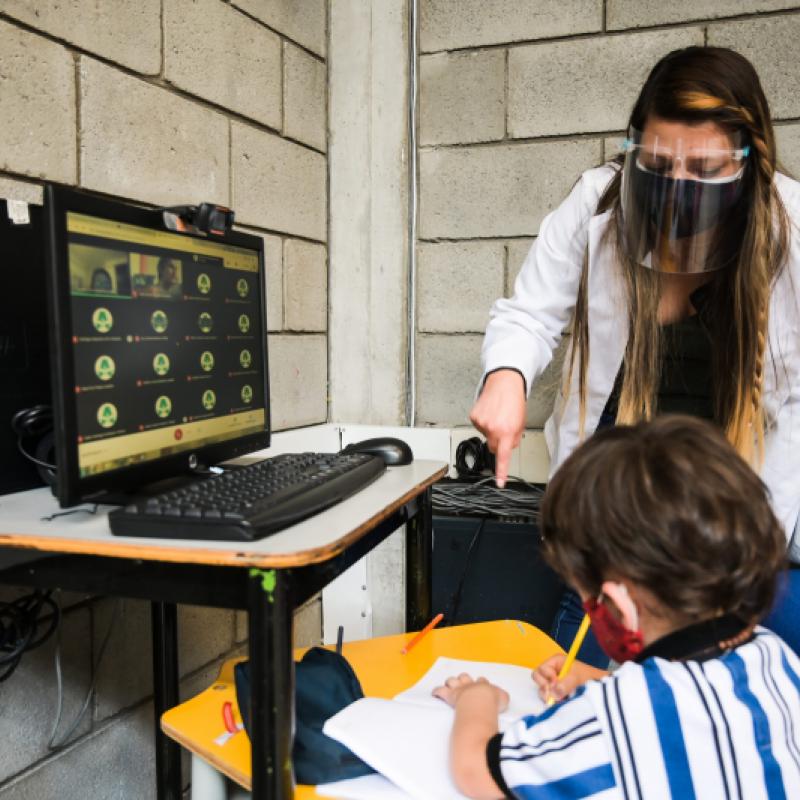 profesora enseñando a estudiante