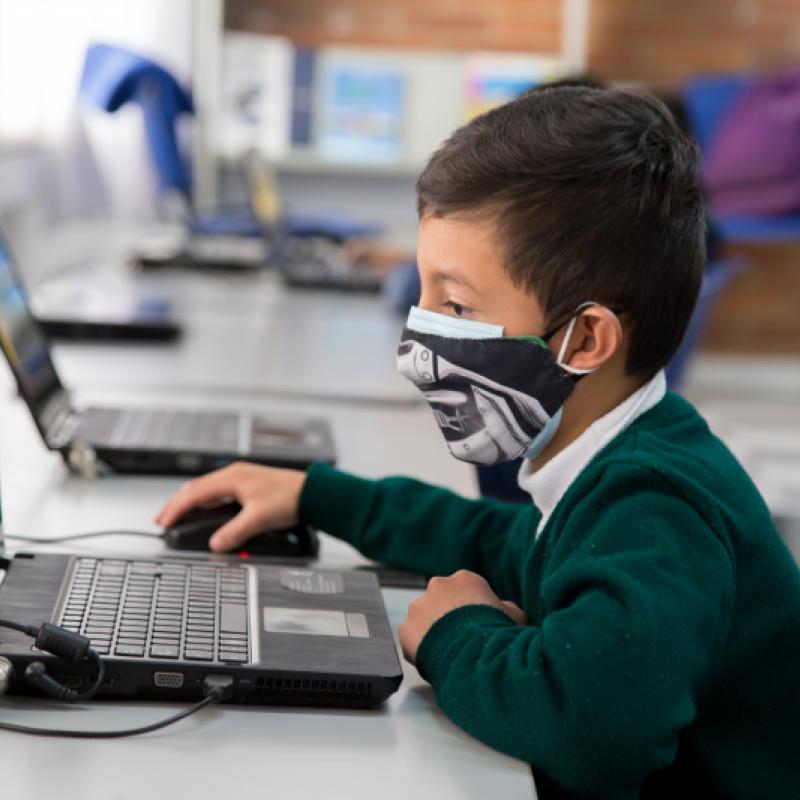 Estudiante con computador