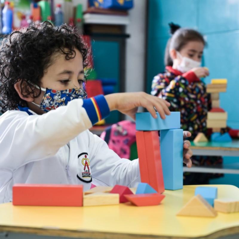 Niño en actividades lúdicas