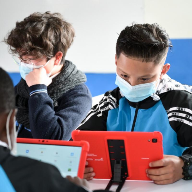 Estudiantes con tableta 