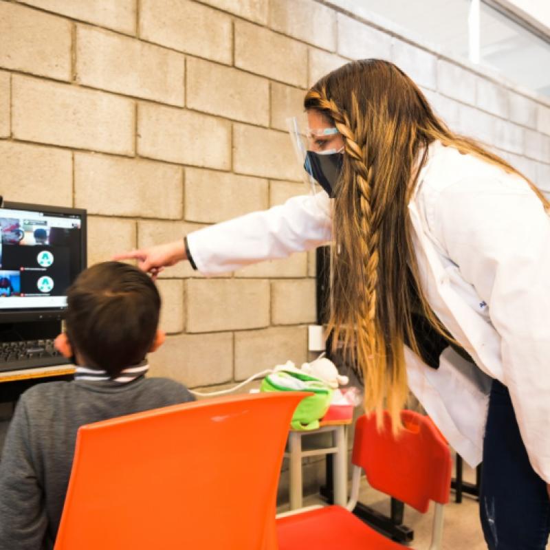 Profesora explicando a estudiante 