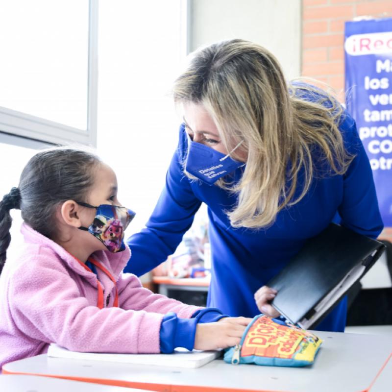 Edna Bonilla Sebá en visita a colegio de Bosa 