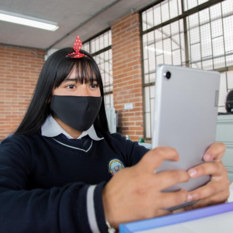 Estudiante con tableta 