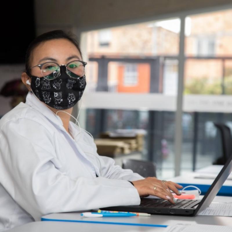 Profesora en un computador 