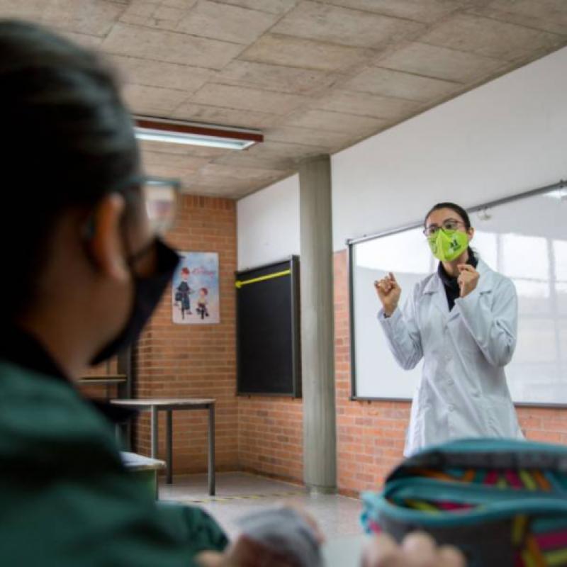 Profesora dictando clase a sus estudiantes 