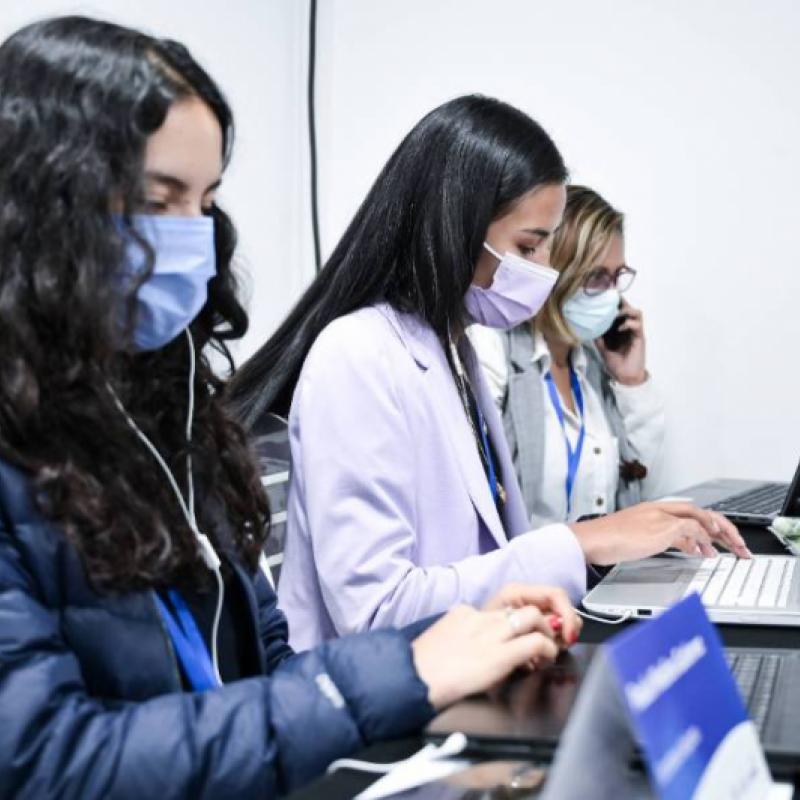 Mujeres trabajando en computadores