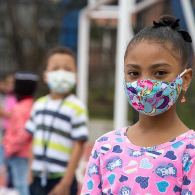 Niña en el patio de juegos de su colegio 