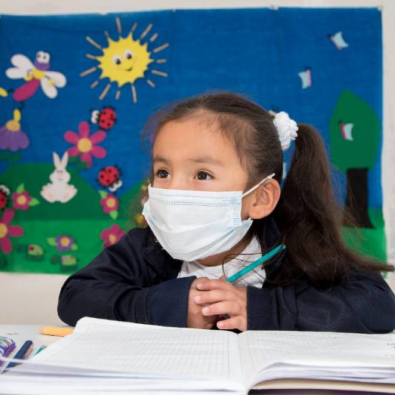 Niña preescolar en clase 