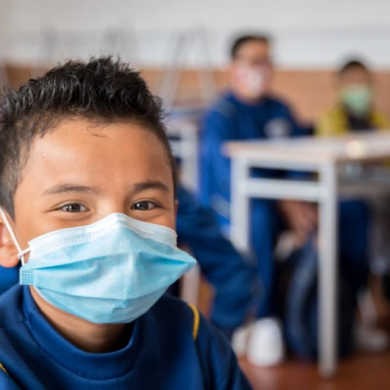 Estudiante primera infancia en clase