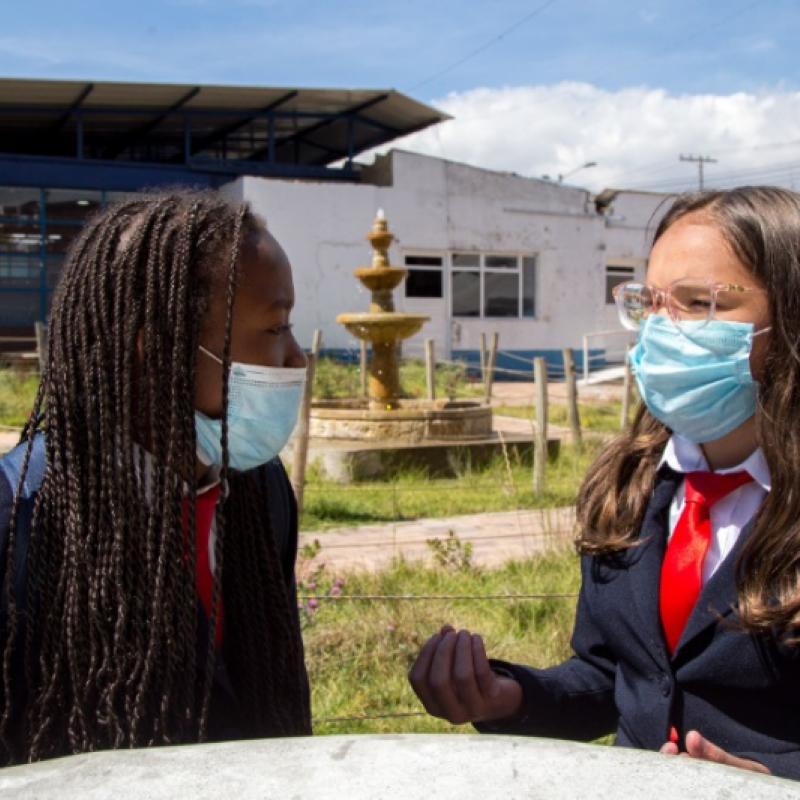 niñas dialogando en el colegio 
