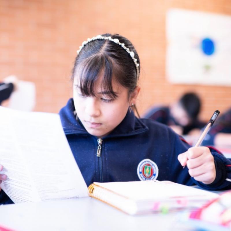 niña leyendo y escribiendo