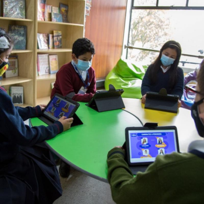estudiantes con tabletas