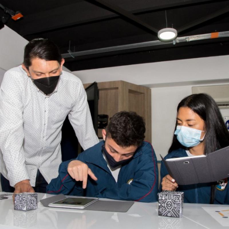 estudiantes con tabletas digitales 