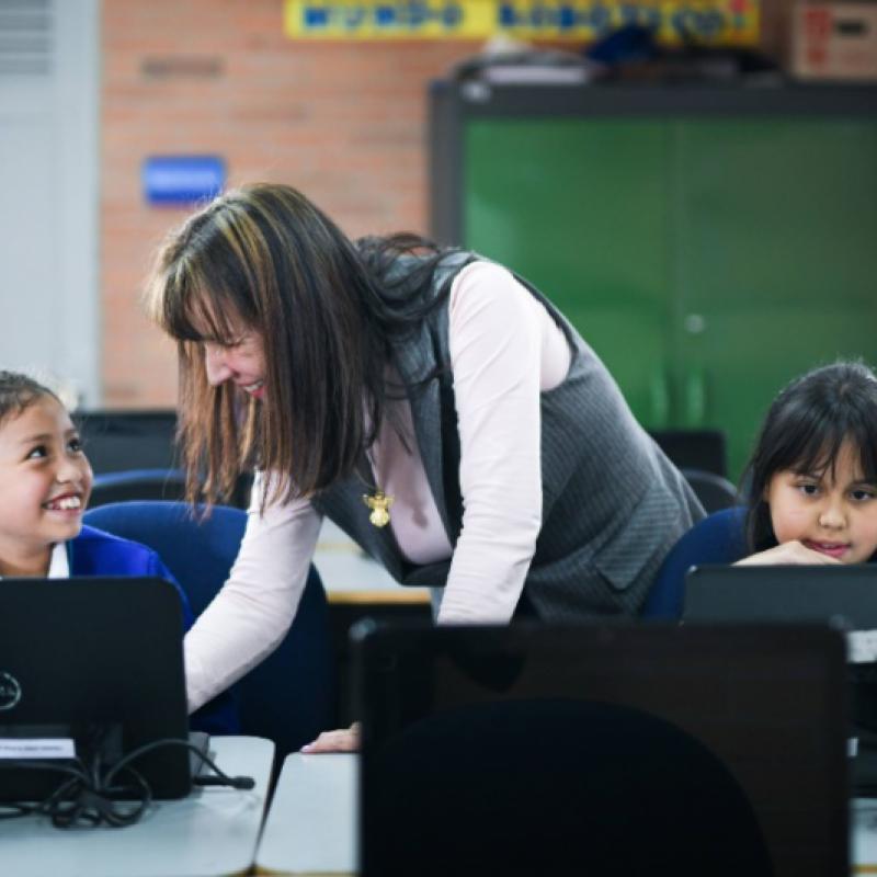 profesora y niñas en el salón 