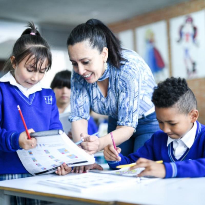 estudiantes con la profesora 