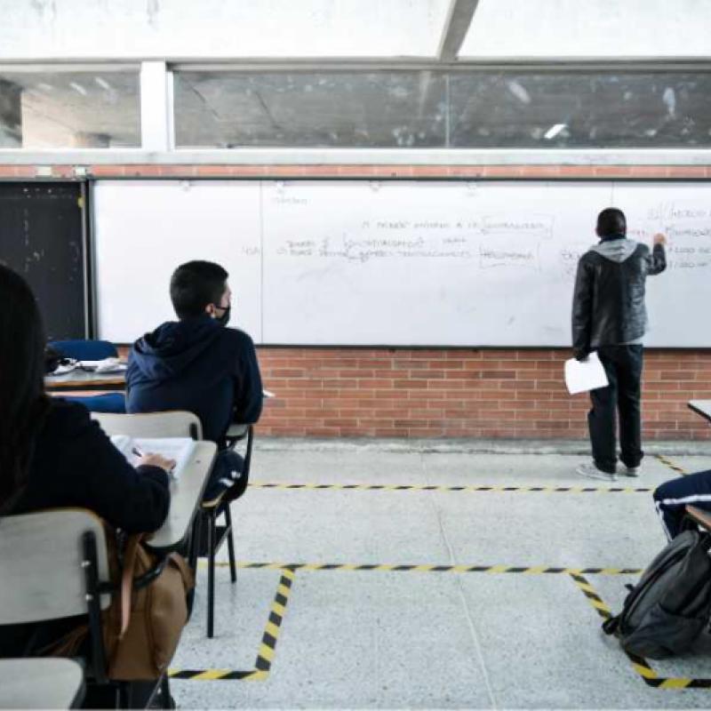 Salón de clases colegio oficial 