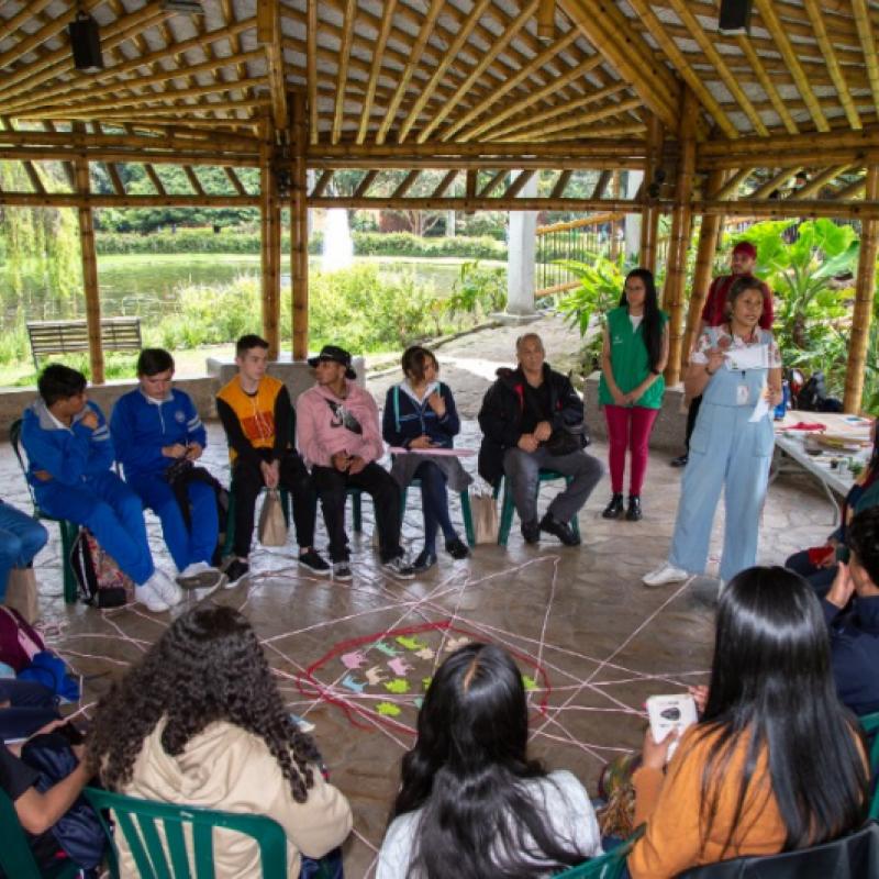 Estudiantes en servicio social escolar 